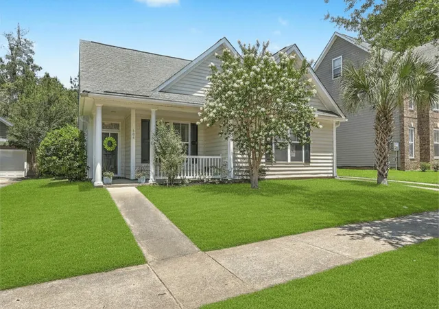 Photo 1 of Single family home for sale at 104 Pavilion St, Summerville, SC 29483 | MLS# 26014870 | Listing updated on 2026-08-04