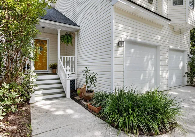 Photo 3 of Single family home for sale at 8 Latham Cir, Charleston, SC 29407 | MLS# 26023261 | Listing updated on 2026-09-16
