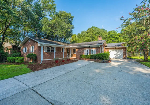 Photo 3 of Single family home for sale at 427 Parkdale Dr, Charleston, SC 29414 | MLS# 26023263 | Listing updated on 2026-09-14