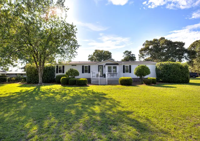 Homes for sale in Manning, SC | 1294 Landing Rd, Manning, SC 29102 | MLS# 26017415