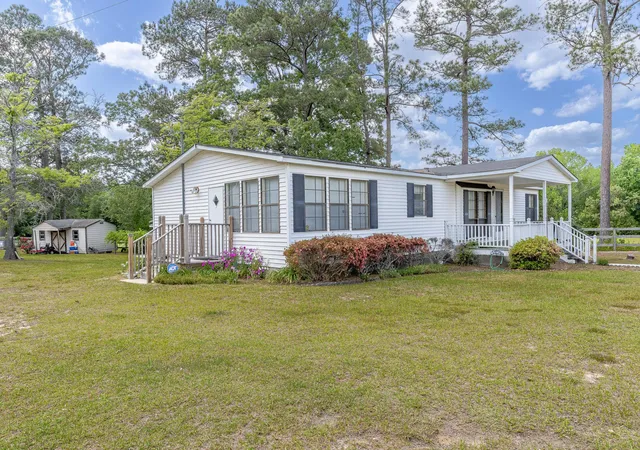 Photo 2 of Manufactured home for sale at 652 Tee Vee Rd, Elloree, SC 29047 | MLS# 26024536 | Listing updated on 2026-08-30