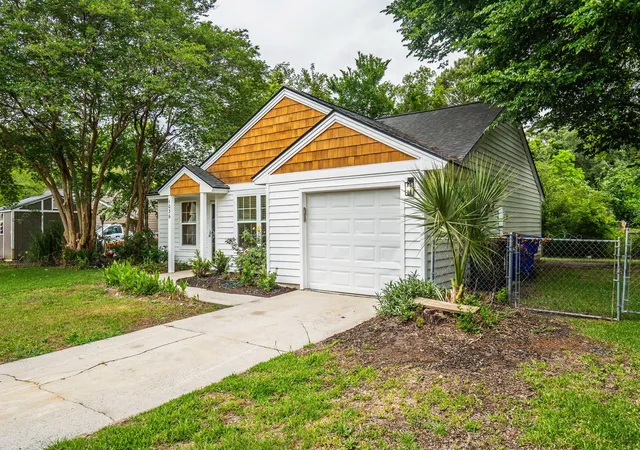 Homes for sale in Charleston, SC | 1036 Oakcrest Dr, Charleston, SC 29412 | MLS# 26014750