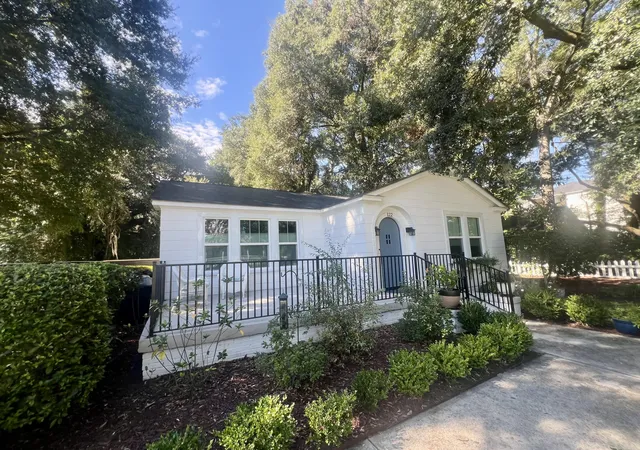 Photo 3 of Single family home for sale at 122 Neyle St, Walterboro, SC 29488 | MLS# 25024482 | Listing updated on 2025-10-01