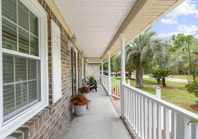Photo 3 of Single family home for sale at 946 Melrose Dr, Charleston, SC 29414 | MLS# 26015033 | Listing updated on 2026-08-31