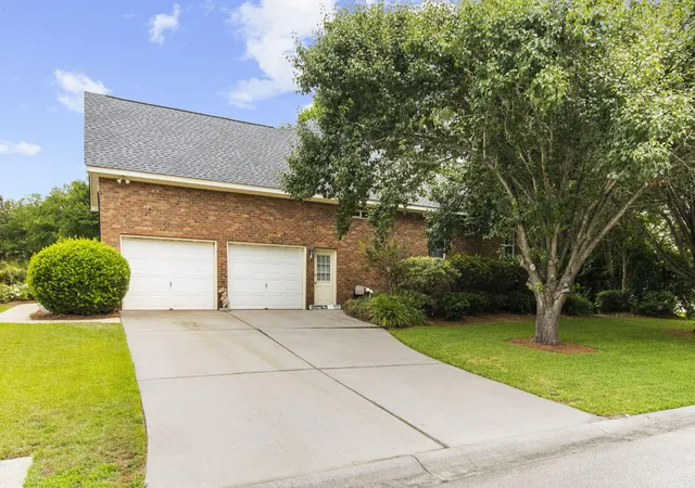 Photo 3 of Single family home for sale at 2001 Carriage Way, Summerville, SC 29485 | MLS# 26017948 | Listing updated on 2026-09-15