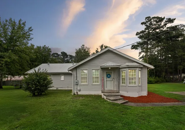 Photo 3 of Single family home for sale at 245 Lake Dr, Summerville, SC 29483 | MLS# 25016462 | Listing updated on 2026-10-10