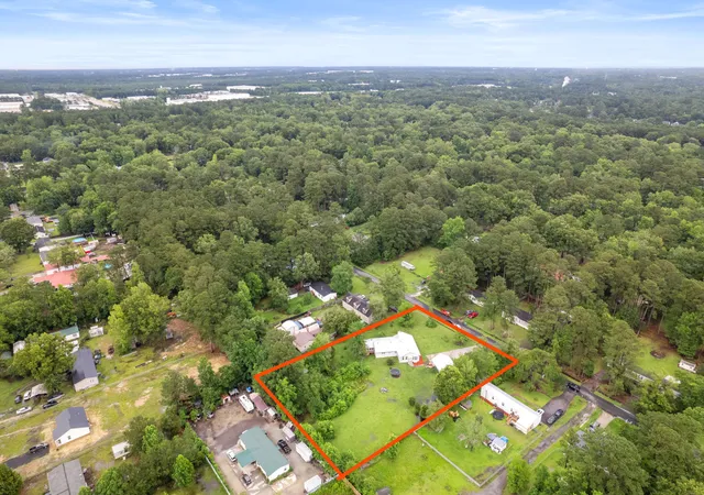 Photo 3 of Single family home for sale at 245 Lake Dr, Summerville, SC 29483 | MLS# 25016462 | Listing updated on 2026-10-10