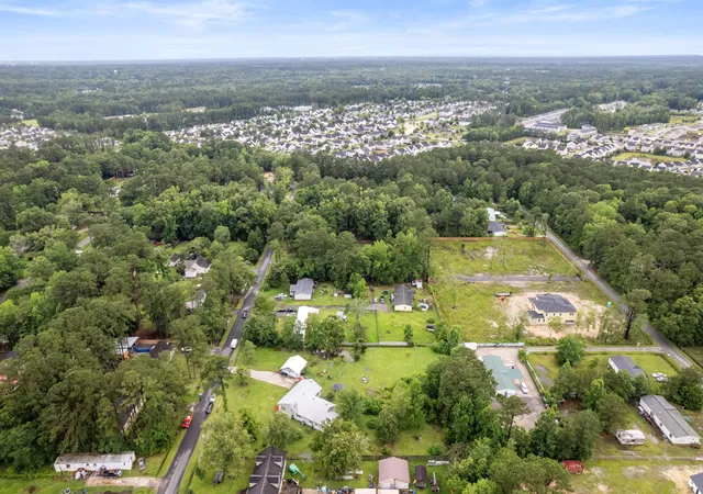 Photo 4 of Single family home for sale at 245 Lake Dr, Summerville, SC 29483 | MLS# 25016462 | Listing updated on 2026-10-10