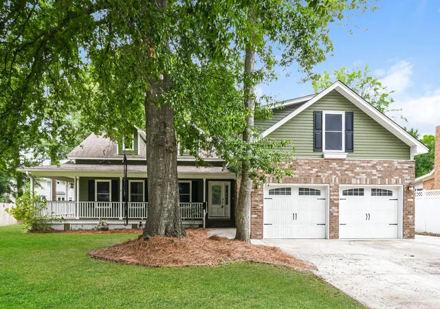 Photo 1 of Sale Pending at 321 Eastover Cir, Summerville, SC 29483 | MLS# 26013903 | Listing updated on 2026-08-30