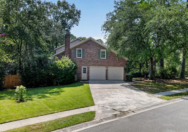 Photo 4 of Single family home for sale at 17 Plantation Cir, Summerville, SC 29485 | MLS# 26021862 | Listing updated on 2026-09-09