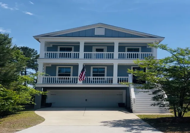 Single family home for sale at 1135 Oak Blf Ave, Charleston, SC 29492 | MLS# 26012897