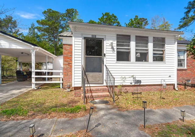 Homes for sale in Walterboro, SC | 315 George St, Walterboro, SC 29488 | MLS# 26009635