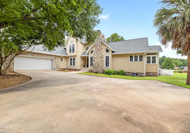 Photo 1 of Single family home for sale at 1120 Waters Edge Dr, Summerton, SC 29148 | MLS# 26021254 | Listing updated on 2026-09-05
