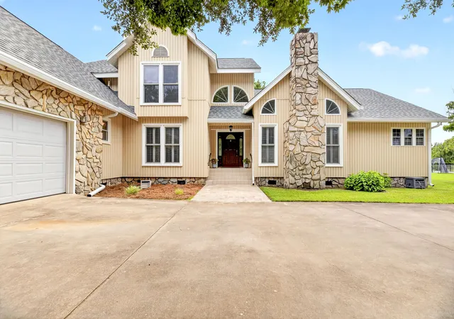 Photo 2 of Single family home for sale at 1120 Waters Edge Dr, Summerton, SC 29148 | MLS# 26021254 | Listing updated on 2026-09-05