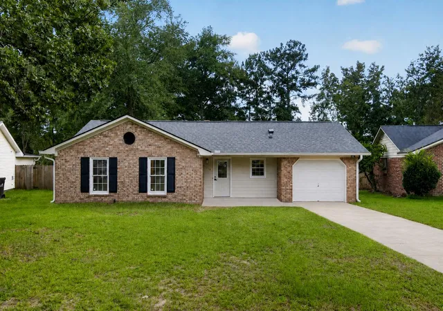 Photo 1 of Single family home for sale at 118 Highland Ave, Summerville, SC 29486 | MLS# 26023980 | Listing updated on 2026-09-17