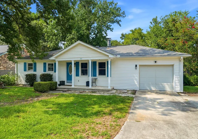 Photo 1 of Single family home for sale at 220 Crestwood Dr, Summerville, SC 29483 | MLS# 26022153 | Listing updated on 2026-10-01