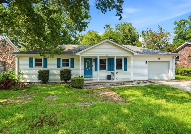 Photo 2 of Single family home for sale at 220 Crestwood Dr, Summerville, SC 29483 | MLS# 26022153 | Listing updated on 2026-10-01