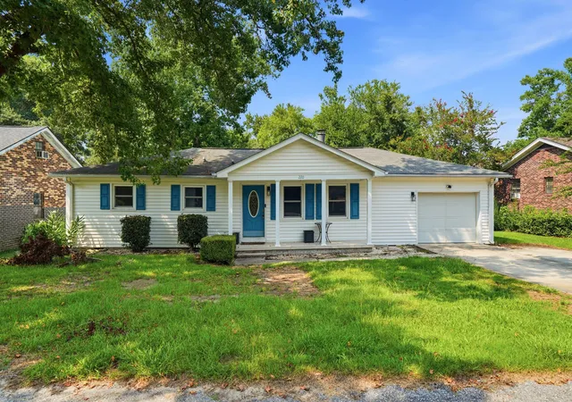 Photo 3 of Single family home for sale at 220 Crestwood Dr, Summerville, SC 29483 | MLS# 26022153 | Listing updated on 2026-10-01