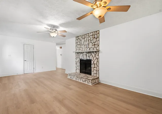 Photo 4 of Single family home for sale at 220 Crestwood Dr, Summerville, SC 29483 | MLS# 26022153 | Listing updated on 2026-10-01