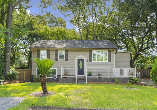 Photo 1 of Single family home for sale at 1811 Manigault Pl, Charleston, SC 29407 | MLS# 26020411 | Listing updated on 2026-09-15
