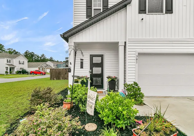 Photo 3 of Single family home for sale at 301 Black Birch Dr, Summerville, SC 29486 | MLS# 26016676 | Listing updated on 2026-10-02