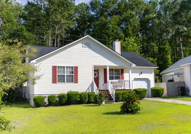 Photo 2 of Single family home for sale at 469 Courtland Dr, Summerville, SC 29486 | MLS# 26020432 | Listing updated on 2026-09-04