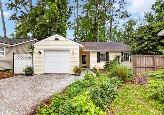Photo 3 of Single family home for sale at 6 Duchess Ct, Summerville, SC 29485 | MLS# 26015503 | Listing updated on 2026-07-10