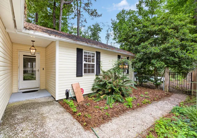 Photo 3 of Single family home for sale at 6 Duchess Ct, Summerville, SC 29485 | MLS# 26015503 | Listing updated on 2026-07-10