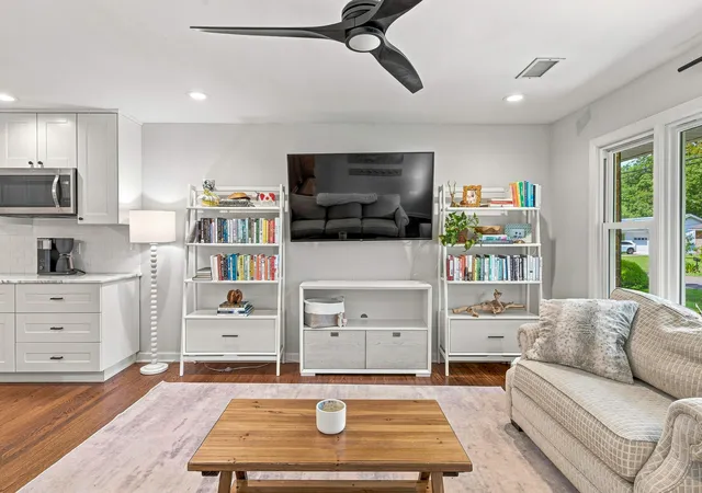 Photo 4 of Single family home for sale at 1373 White Dr, Charleston, SC 29407 | MLS# 26024501 | Listing updated on 2026-09-18