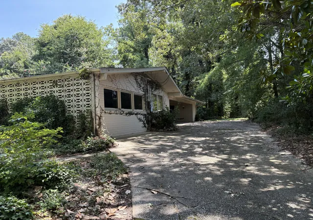 Photo 2 of Single family home for sale at 106 Sheffield Rd, Greenwood, SC 29646 | MLS# 26024042 | Listing updated on 2026-09-17