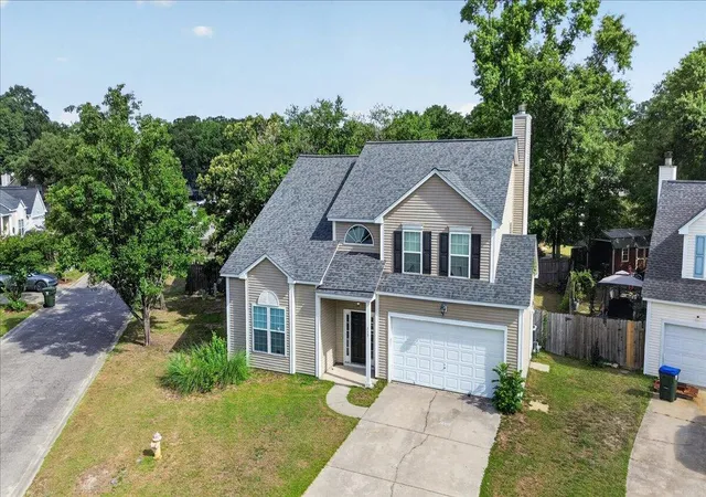 Photo 3 of Sale Pending at 215 Evesham Dr, Summerville, SC 29485 | MLS# 26015484 | Listing updated on 2026-08-19
