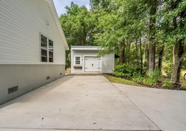 Photo 3 of Single family home for sale at 958 Beehive Rd, Awendaw, SC 29429 | MLS# 26014309 | Listing updated on 2026-08-03