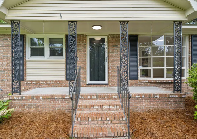 Photo 3 of Single family home for sale at 1810 Wedgefield Rd, Charleston, SC 29407 | MLS# 26017876 | Listing updated on 2026-09-14
