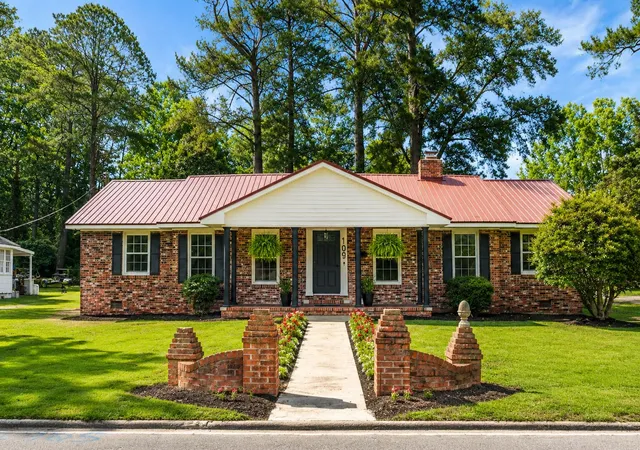 Homes for sale in Saint George, SC | 109 Quaker St, Saint George, SC 29477 | MLS# 26015612