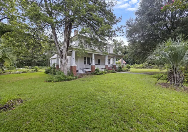 Photo 2 of Single family home for sale at 305 Dawson St, Eutawville, SC 29048 | MLS# 26024015 | Listing updated on 2026-08-27