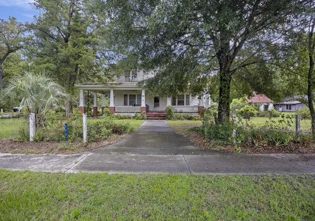 Photo 3 of Single family home for sale at 305 Dawson St, Eutawville, SC 29048 | MLS# 26024015 | Listing updated on 2026-08-27
