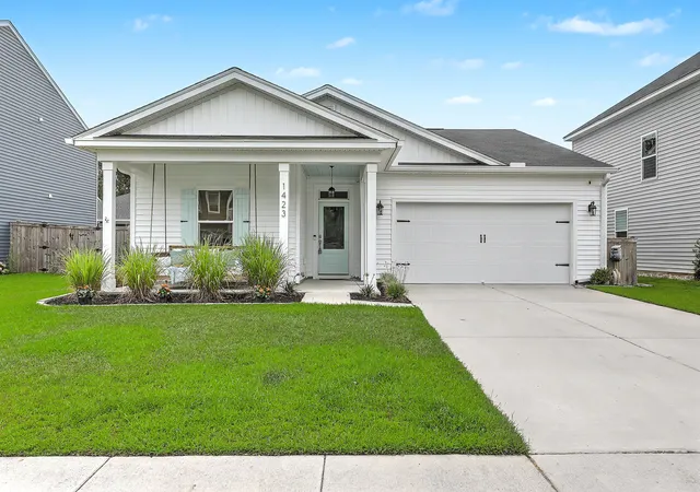 Photo 1 of Single family home for sale at 1423 Arabella St, Charleston, SC 29414 | MLS# 26017717 | Listing updated on 2026-09-10
