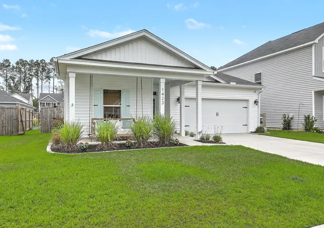 Photo 2 of Single family home for sale at 1423 Arabella St, Charleston, SC 29414 | MLS# 26017717 | Listing updated on 2026-09-10