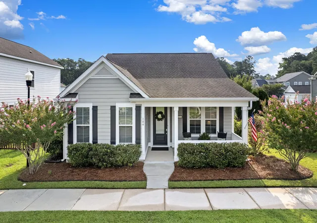 Photo 1 of Sale Pending at 104 Starling St, Summerville, SC 29483 | MLS# 26022018 | Listing updated on 2026-10-24