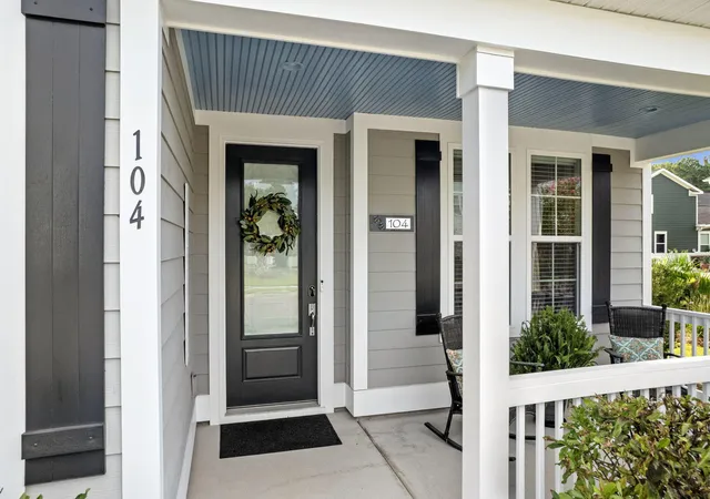 Photo 3 of Sale Pending at 104 Starling St, Summerville, SC 29483 | MLS# 26022018 | Listing updated on 2026-10-24