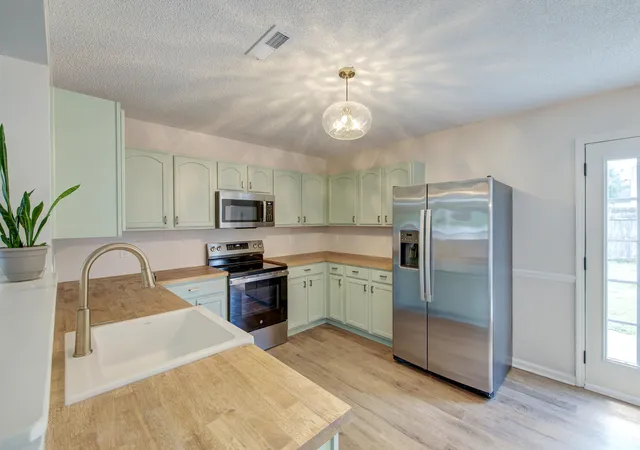Photo 3 of Single family home for sale at 5095 Thornton Dr, Summerville, SC 29485 | MLS# 26019813 | Listing updated on 2026-09-16