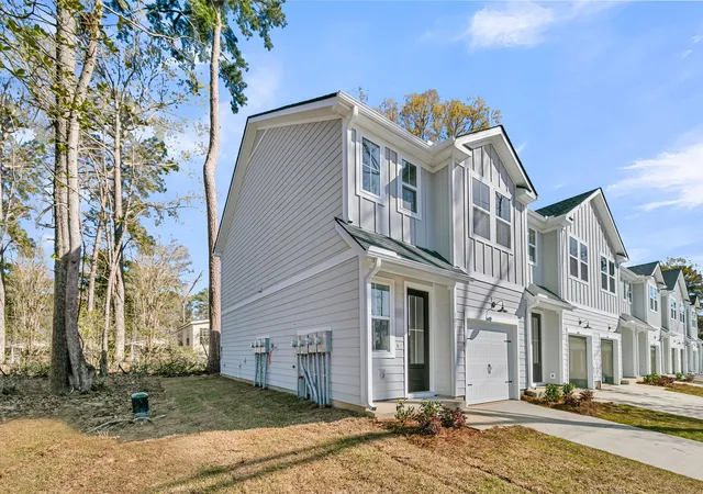 Photo 2 of Townhouse for sale at 147 Berry Shls Dr, Summerville, SC 29485 | MLS# 26020941 | Listing updated on 2026-09-13