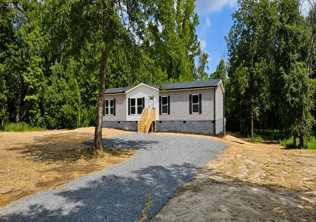 Photo 2 of Manufactured home for sale at 692 Gardens Gate Rd, Eutawville, SC 29048 | MLS# 26024437 | Listing updated on 2026-10-02