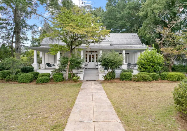 3rd image of 487 Hampton St, Walterboro, SC 29488 | MLS# 25026245