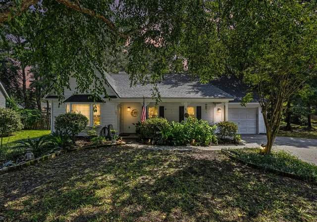 Photo 2 of Single family home for sale at 105 Welwyn Rd, Summerville, SC 29485 | MLS# 26023381 | Listing updated on 2026-08-31