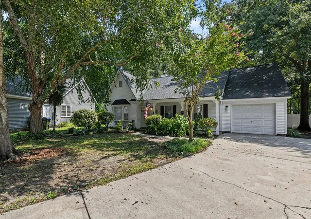 Photo 3 of Single family home for sale at 105 Welwyn Rd, Summerville, SC 29485 | MLS# 26023381 | Listing updated on 2026-10-06