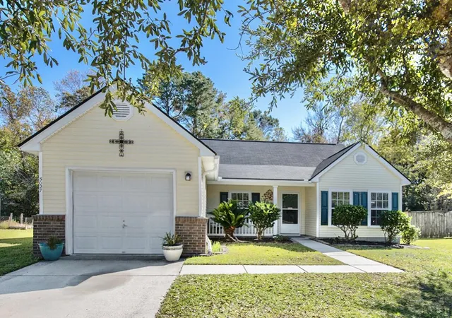 Homes for sale in Summerville, SC | 5027 Thornton Dr, Summerville, SC 29485 | MLS# 26013276