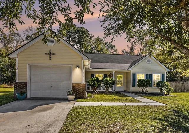 Homes for sale in Summerville, SC | 5027 Thornton Dr, Summerville, SC 29485 | MLS# 26013276