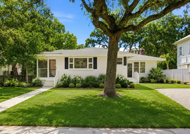 Photo 1 of Single family home for sale at 8 William St, Mount Pleasant, SC 29464 | MLS# 26024554 | Listing updated on 2026-09-10