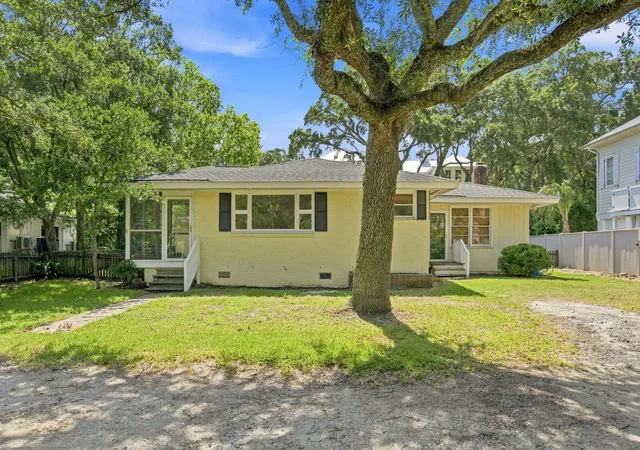 Photo 2 of Single family home for sale at 8 William St, Mount Pleasant, SC 29464 | MLS# 26024554 | Listing updated on 2026-09-10